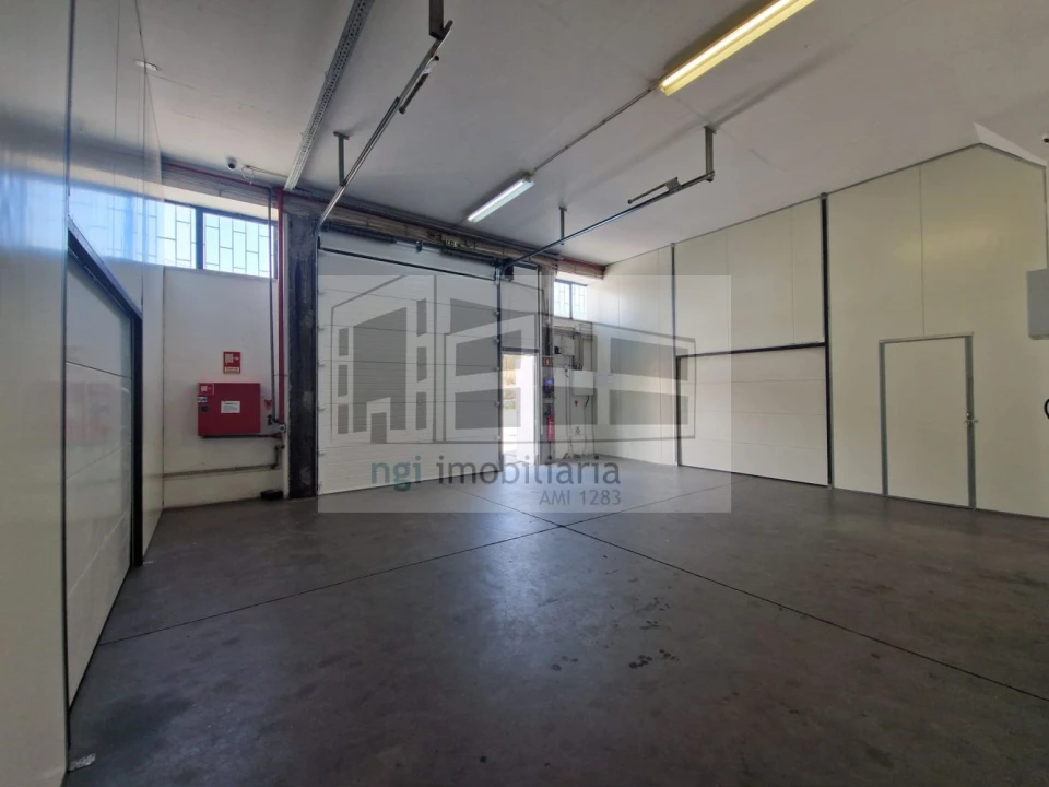 Loja para Arrendamento em Venda do Pinheiro e Santo Estêvão das Galés Foto 13