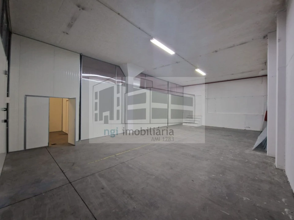 Loja para Arrendamento em Venda do Pinheiro e Santo Estêvão das Galés Foto 15