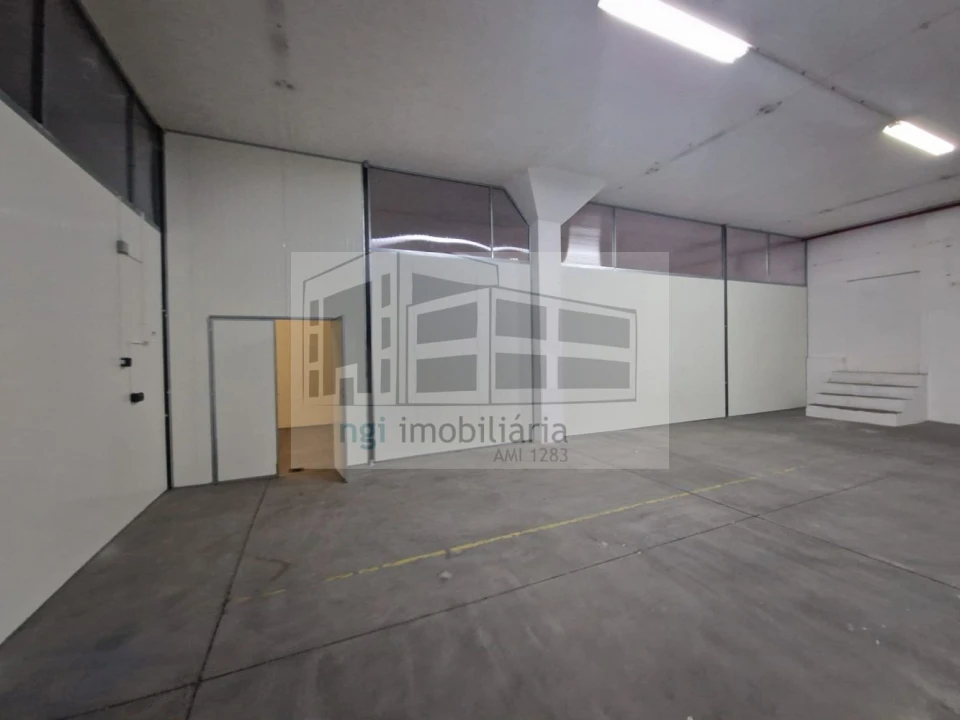 Loja para Arrendamento em Venda do Pinheiro e Santo Estêvão das Galés Foto 17