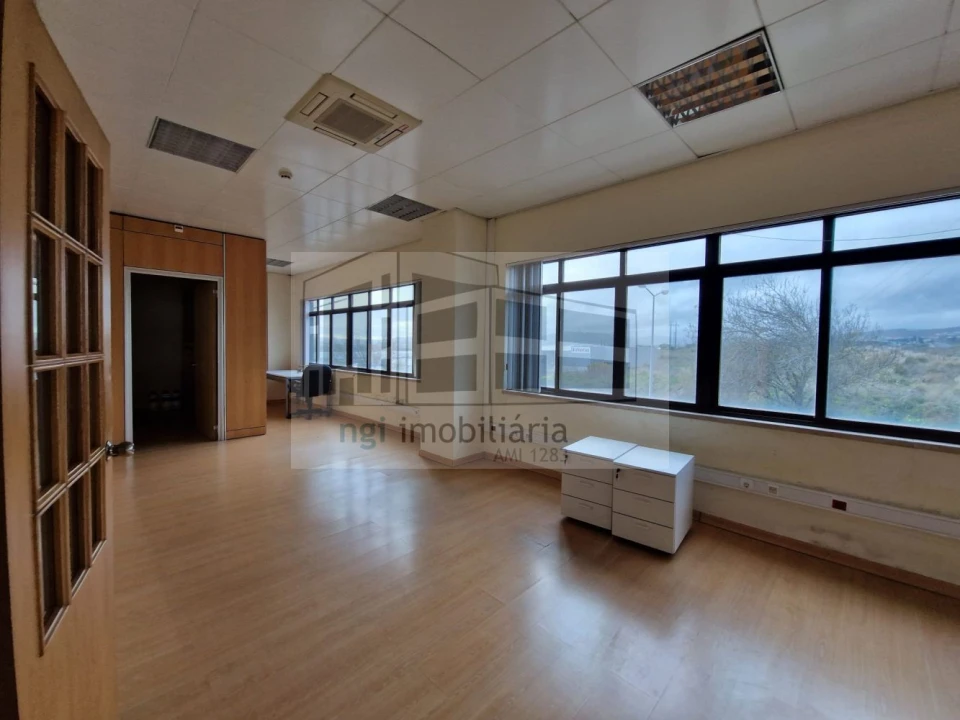 Loja para Venda em Santo Antão e São Julião do Tojal Foto 7