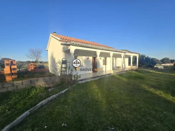 Moradia T2 para Venda em Póvoa de Rio de Moinhos e Cafede