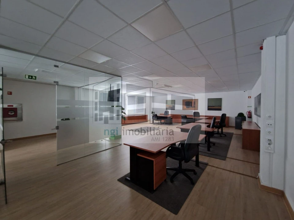 Loja para Venda em Santo Antão e São Julião do Tojal Foto 17