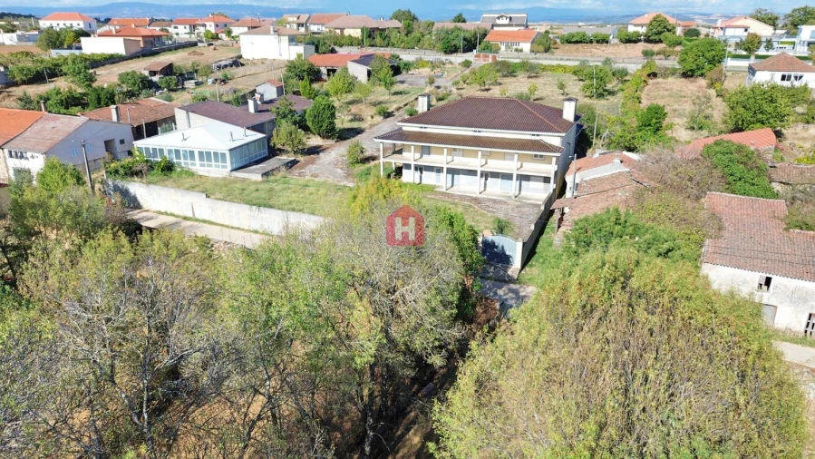 Moradia T4 para Venda em Parada e Faílde Foto 6