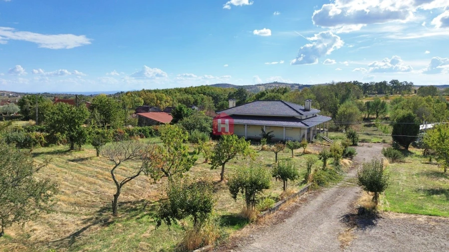 Moradia T4 para Venda em Parada e Faílde