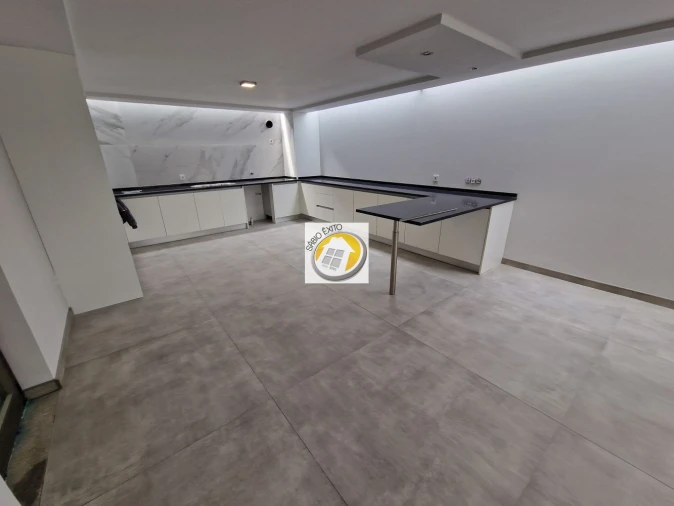 Moradia T4 para Venda em Argoncilhe Foto 2