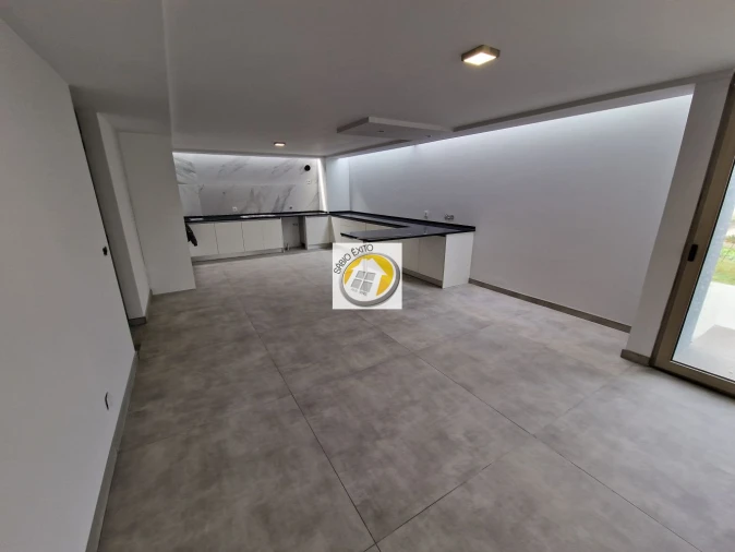 Moradia T4 para Venda em Argoncilhe Foto 4