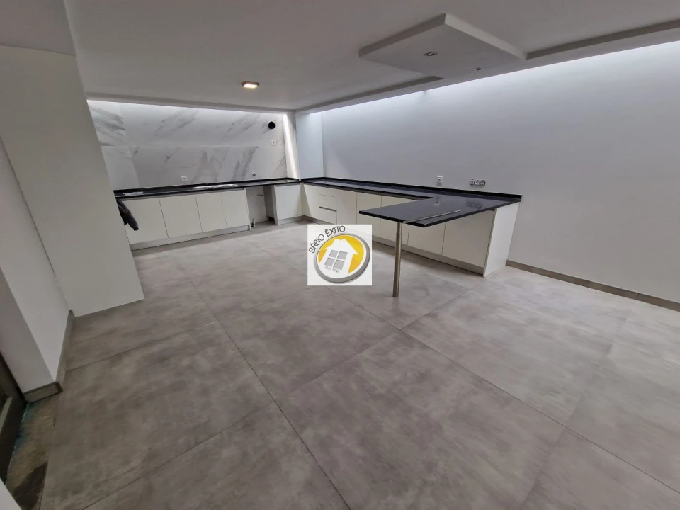 Moradia T4 para Venda em Argoncilhe Foto 2