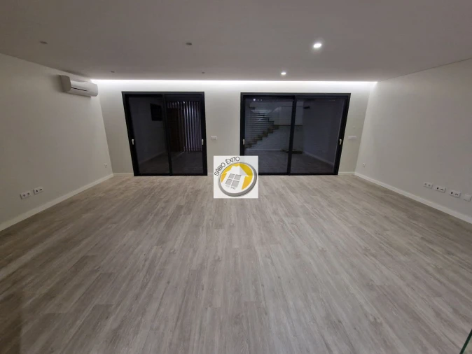 Moradia T4 para Venda em Anta e Guetim Foto 3