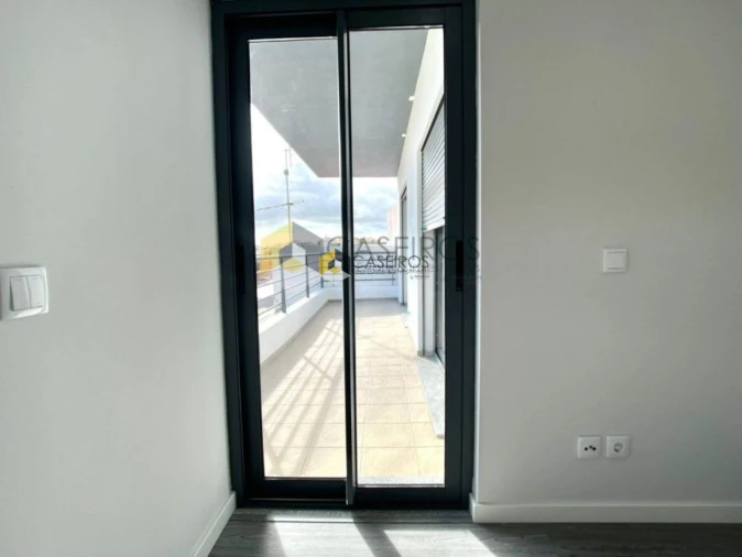 Apartamento T2 para Venda em Quelfes Foto 39