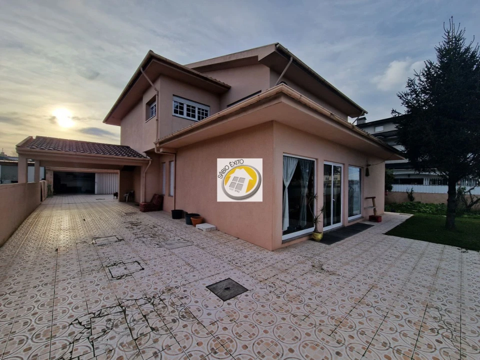 Moradia T4 para Venda em Argoncilhe Foto 41