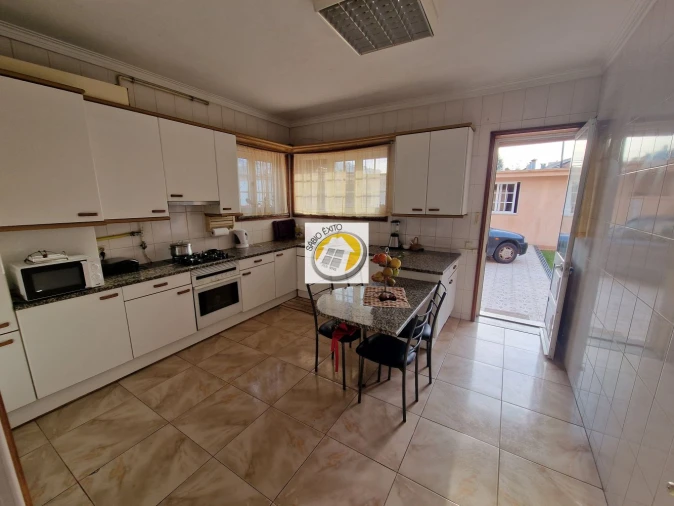 Moradia T4 para Venda em Argoncilhe Foto 2