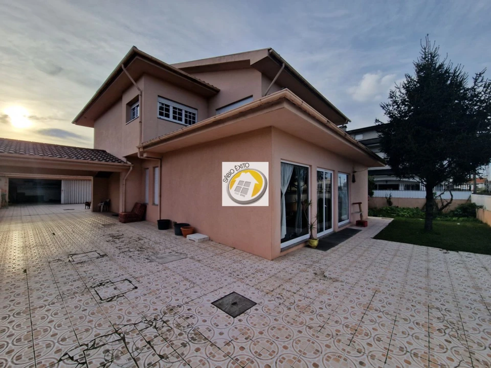 Moradia T4 para Venda em Argoncilhe Foto 42