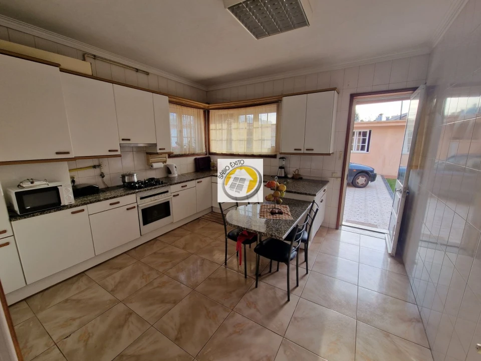 Moradia T4 para Venda em Argoncilhe Foto 2