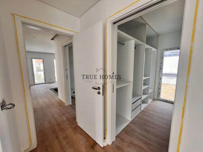 Moradia T4 para Venda em Laranjeiro e Feijó Foto 1