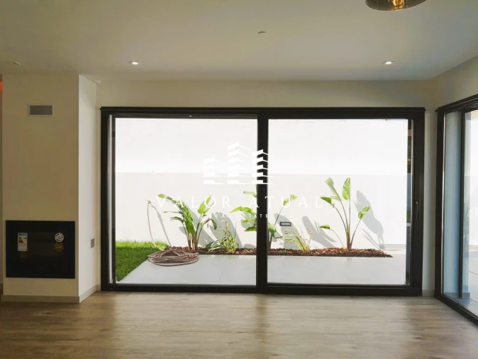 Moradia T5 para Venda em Porto Salvo Foto 2