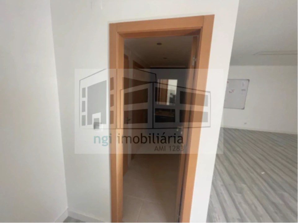 Loja para Venda em Santo António dos Cavaleiros e Frielas Foto 5