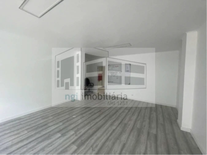 Loja para Venda em Santo António dos Cavaleiros e Frielas Foto 2