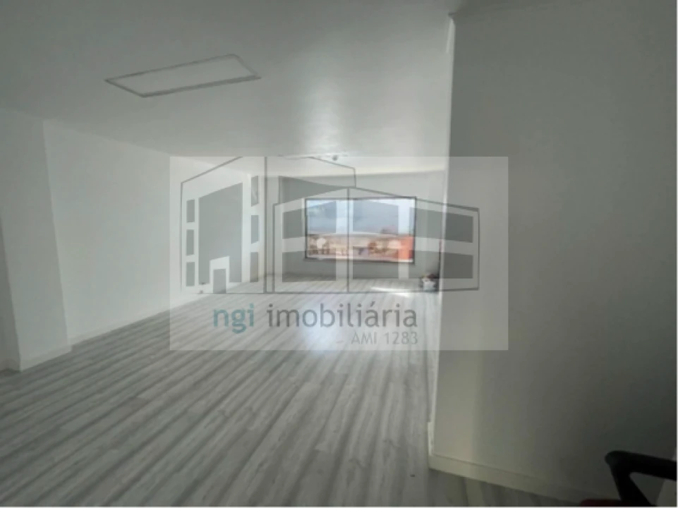 Loja para Venda em Santo António dos Cavaleiros e Frielas Foto 1