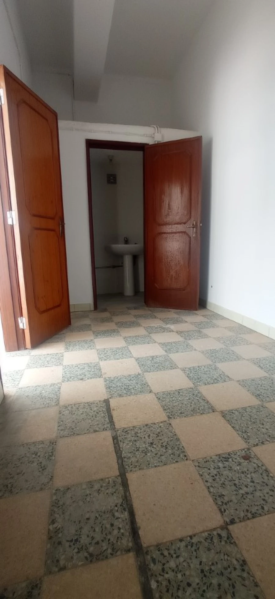 Loja para Arrendamento em Azoia de Cima e Tremês Foto 7