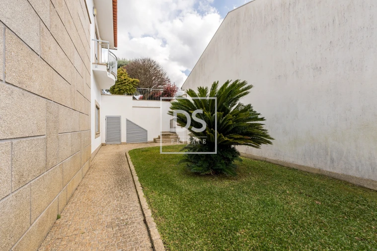 Moradia T7 para Venda em Santa Lucrécia de Algeriz e Navarra Foto 53