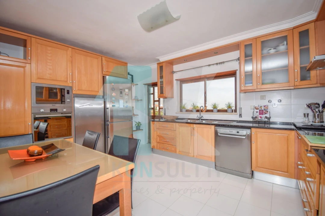 Moradia T5 para Venda em Carvoeira Foto 3