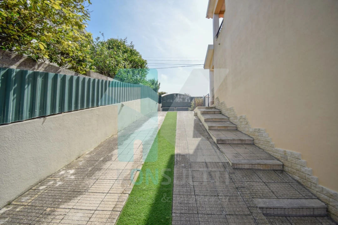 Moradia T5 para Venda em Carvoeira Foto 42