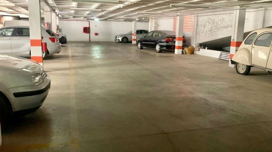 Garagem para Venda em Faro (Sé e São Pedro)