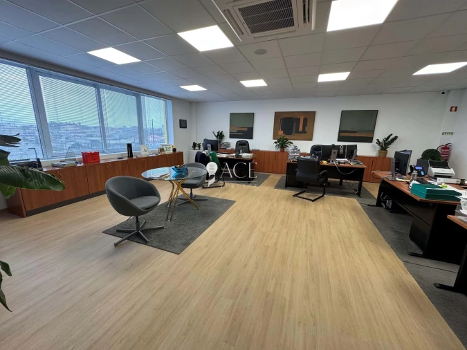 Prédio para Venda em Santo Antão e São Julião do Tojal Foto 7