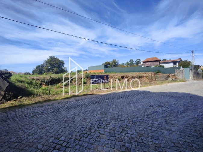 Terreno para Venda em Paços de Brandão Foto 2