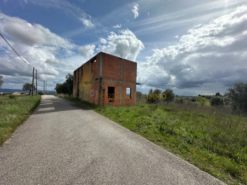 Terreno para Venda em São João Baptista e Santa Maria dos Olivais Foto 1