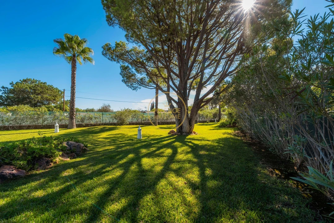 Moradia T4 para Arrendamento em Quarteira Foto 16