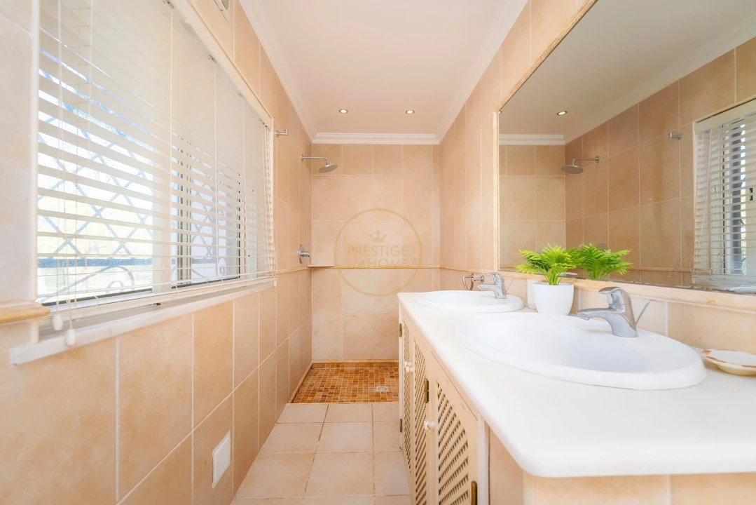 Moradia T4 para Arrendamento em Quarteira Foto 49