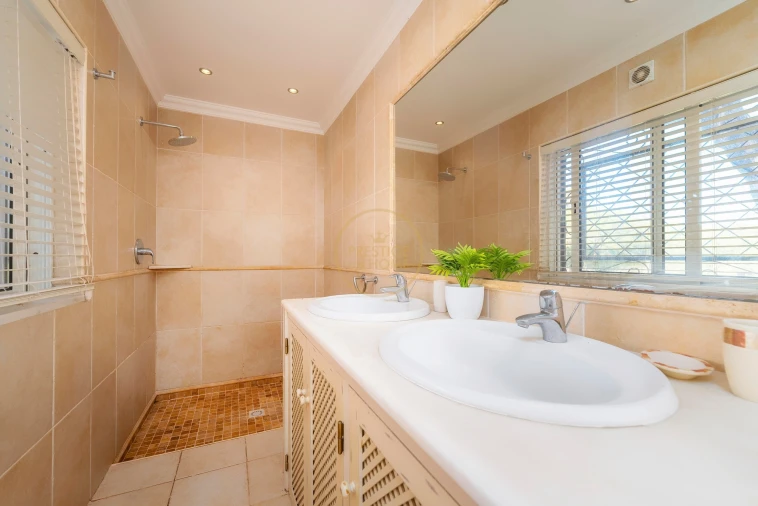 Moradia T4 para Arrendamento em Quarteira Foto 50