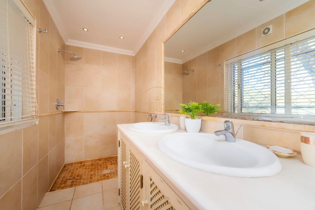 Moradia T4 para Arrendamento em Quarteira Foto 50