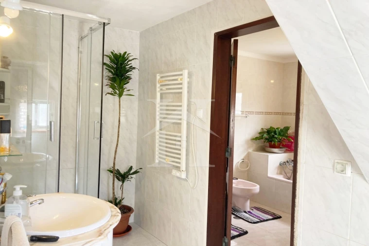 Moradia T4 para Venda em Reguengo Grande Foto 7