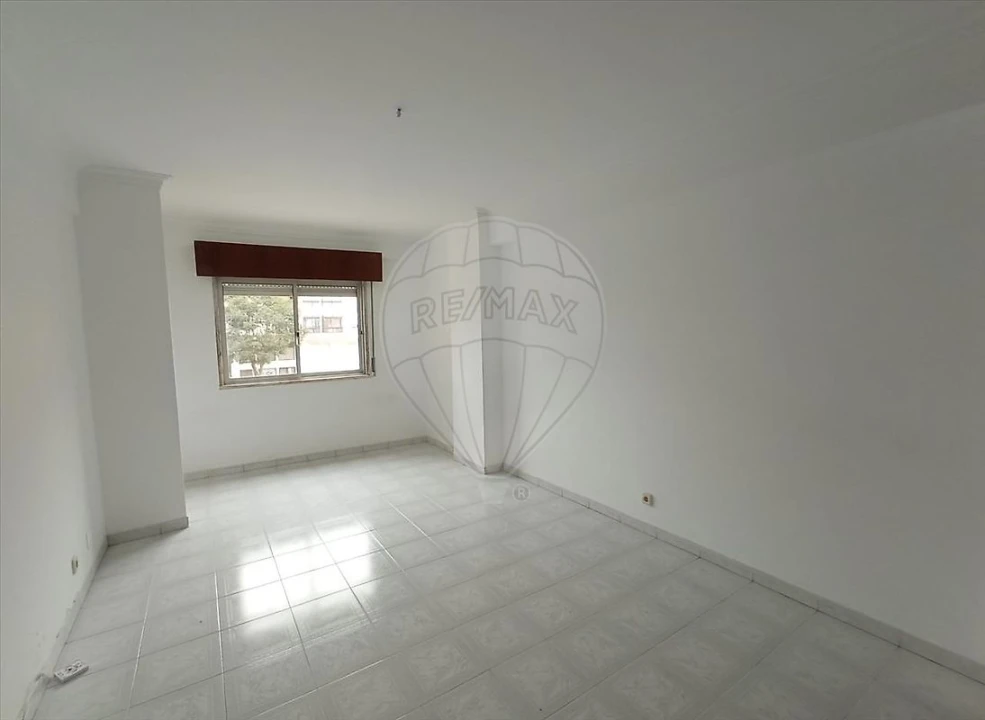 Apartamento T1 para Venda em Agualva e Mira-Sintra Foto 3