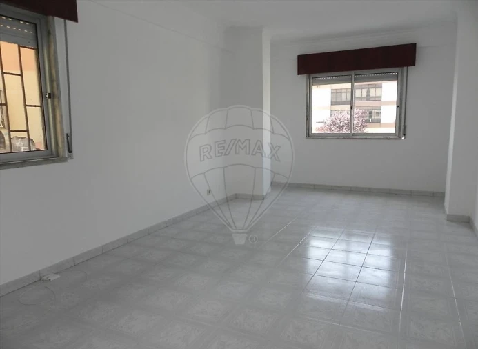 Apartamento T1 para Venda em Agualva e Mira-Sintra Foto 1