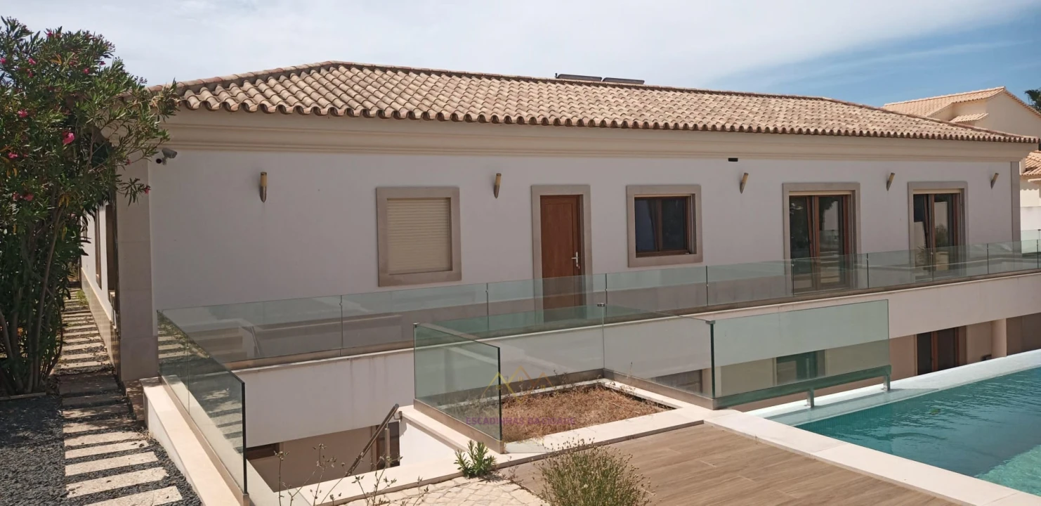 Moradia T4 para Venda em Quelfes Foto 36