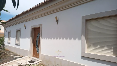 Moradia T4 para Venda em Quelfes