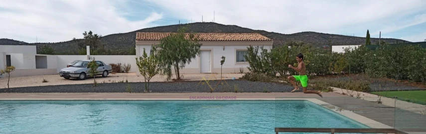 Moradia T4 para Venda em Quelfes