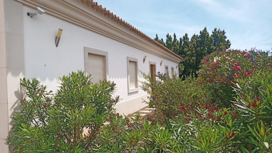 Moradia T4 para Venda em Quelfes Foto 32