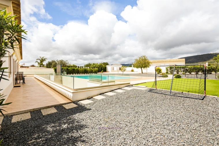 Moradia T4 para Venda em Quelfes Foto 3