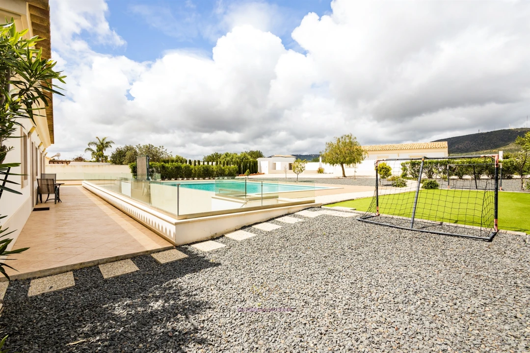 Moradia T4 para Venda em Quelfes Foto 3