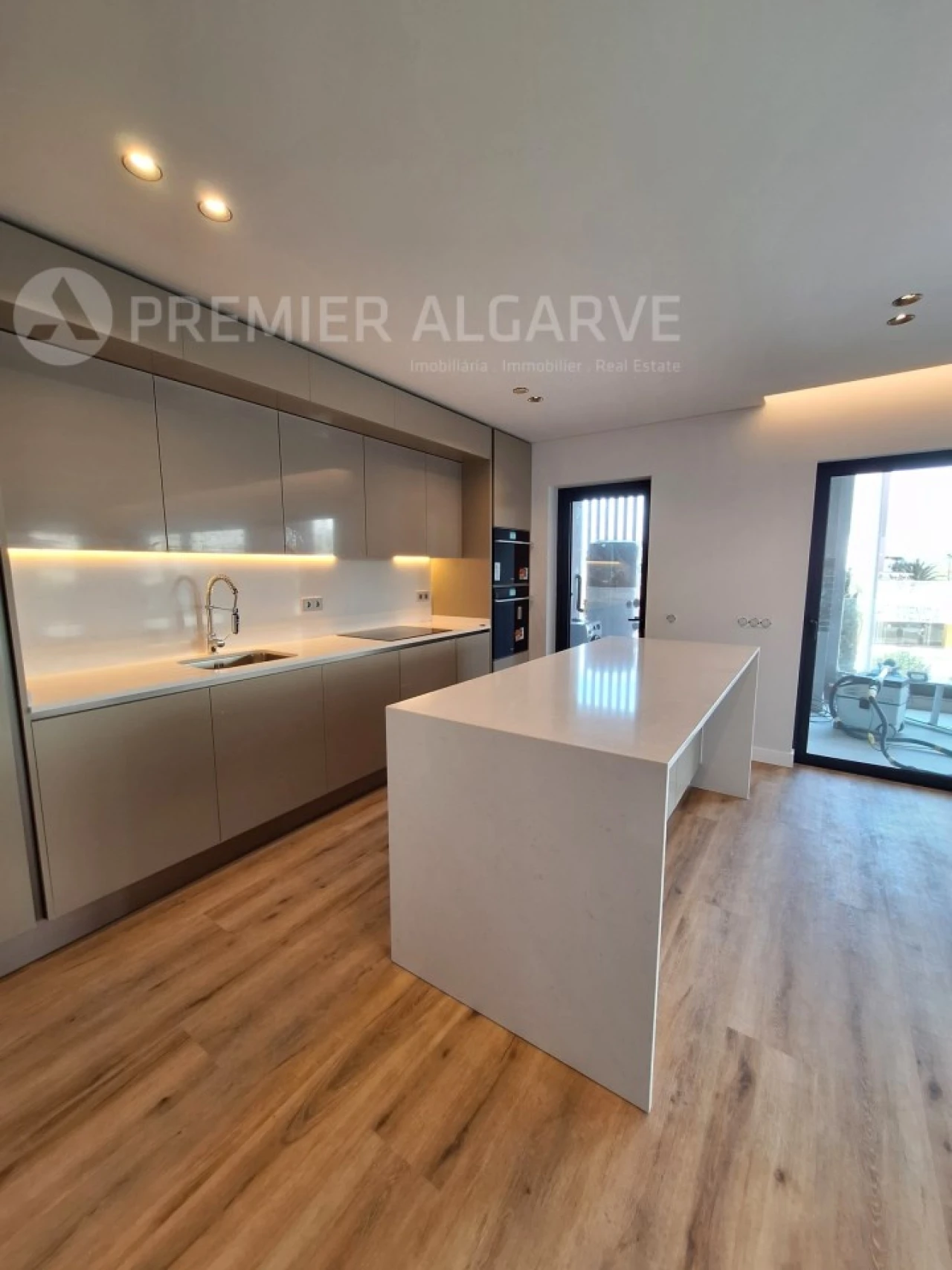 Apartamento T5 para Venda em Faro (Sé e São Pedro) Foto 1