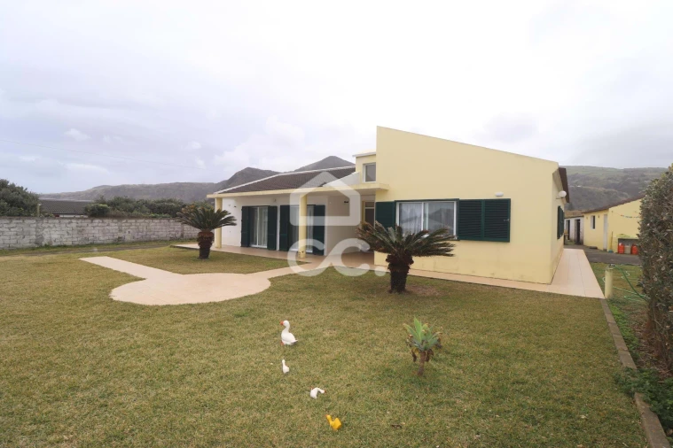 Moradia T4 para Venda em Mosteiros Foto 3