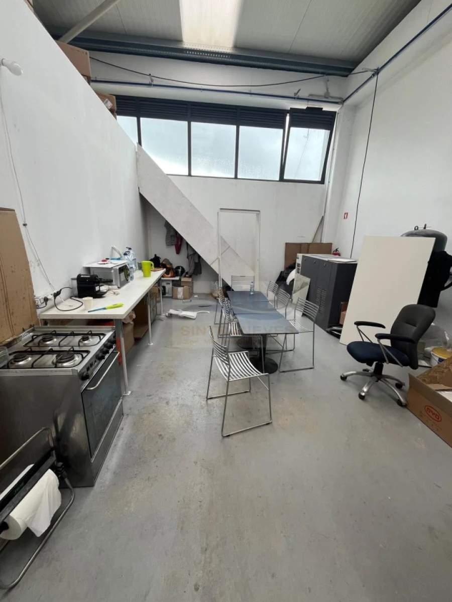 Armazém para Venda em Santo António dos Cavaleiros e Frielas Foto 5