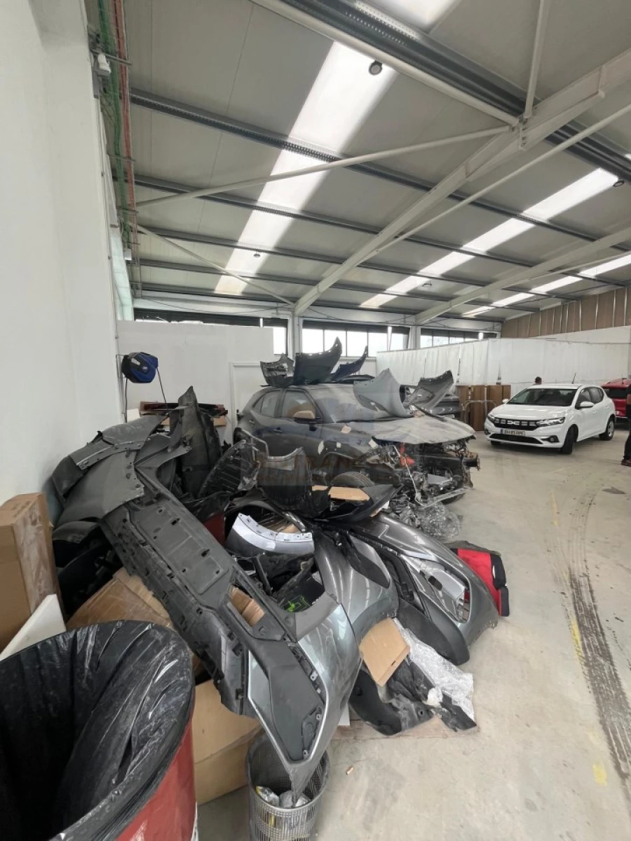 Armazém para Venda em Santo António dos Cavaleiros e Frielas Foto 8