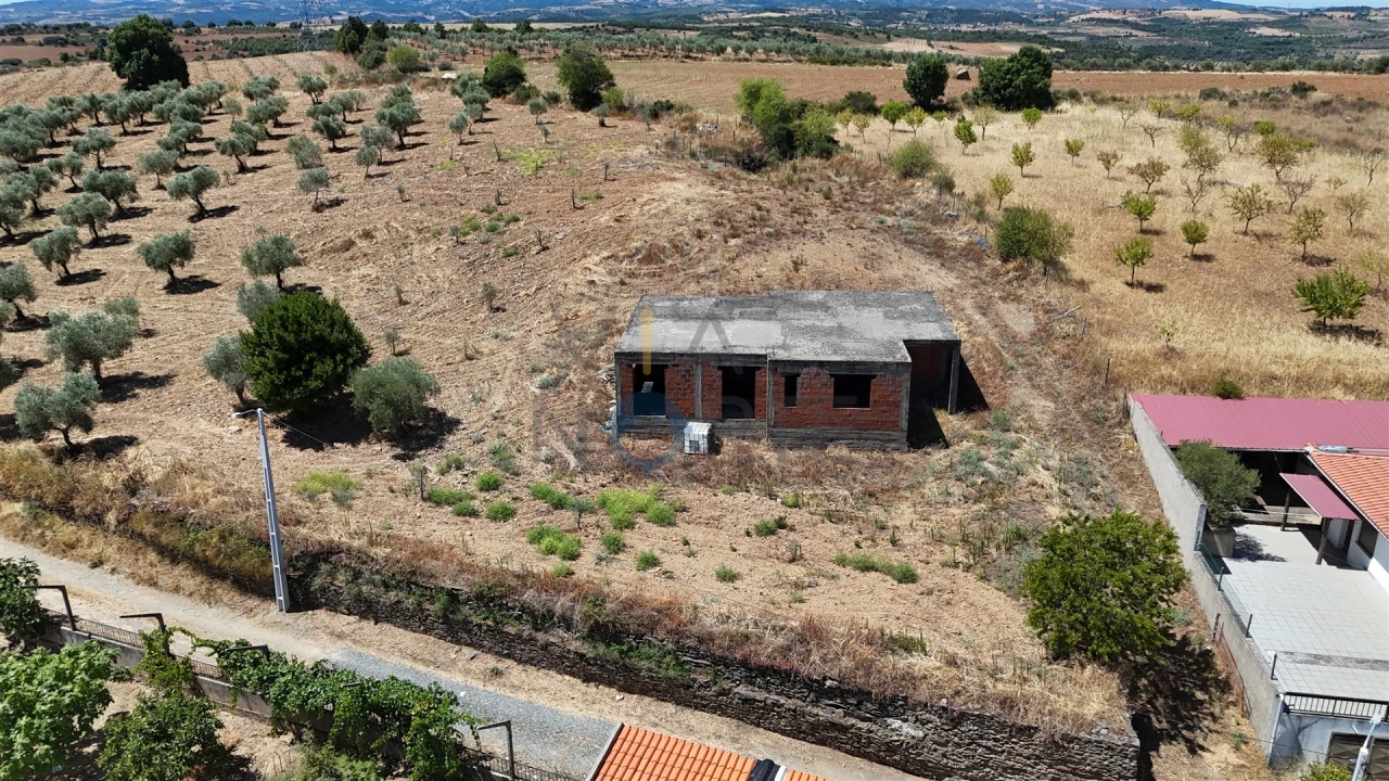 Moradia T0 para Venda em Castro Vicente Foto 3