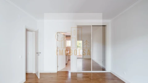 Moradia T5 para Venda em Carcavelos e Parede