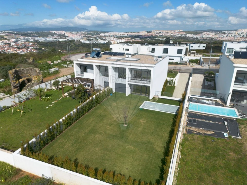 Moradia T4 para Venda em Venteira Foto 30